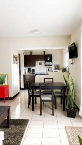 sala de estar con mesa y sillas y cocina en Paseo de la Arboleda apartamento, en Quetzaltenango