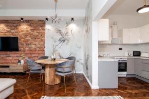 a kitchen and dining room with a table and chairs at Cztery Czaple in Chełm