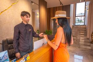 Členové personálu v ubytování Azura Ksamil Hotel + 37 fotografií