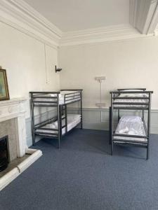Tempat tidur susun dalam kamar di Marle Hall - Dorm Rooms (Yellow)