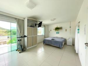 塞爾蘇拉穆斯州長鎮的住宿－Ipê Palmas Hostel，一间卧室设有一张床和一个大窗户