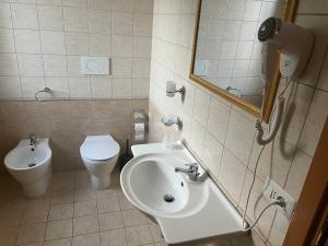 CiròにあるAquila D'oroのバスルーム(洗面台、トイレ、鏡付)