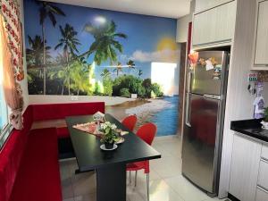 Family Comfort, Casa residencial Aconchegante في فوز دو إيغواسو: مطبخ مع طاولة سوداء وكراسي حمراء