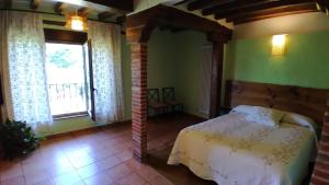 a bedroom with a bed and a window at Casa Rural Espeñitas in La Alberca