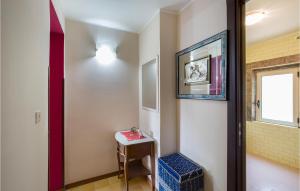 科克瑞諾的住宿－Lovely Home In Loc Monte Poro I With Wifi，走廊上设有小桌子和窗户