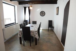 - une salle à manger avec une table et des chaises dans l'établissement Casa Parc, à Predeal