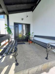 ławka na patio w obiekcie Pensiunea Luca w mieście Şirnea