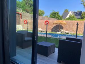 a patio with a view of a pool with an umbrella at Os amorodos in Poio