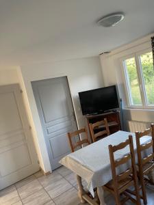 TV a/nebo společenská místnost v ubytování Petite maison avec 2 chambres
