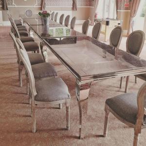 une grande table et des chaises en verre dans une pièce dans l'établissement Beaford Country House, à Winkleigh