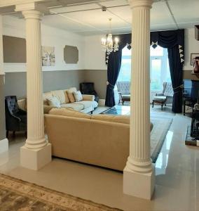 - un salon avec un canapé et deux colonnes dans l'établissement Beaford Country House, à Winkleigh