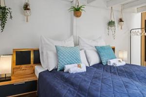 a bedroom with a blue bed with two pillows at cruwzo I Maisonette - Netflix - Parking - near Audi in Ingolstadt
