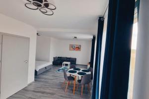 a room with a table and chairs and a bedroom at Paradis Baile Felix in Baile Felix