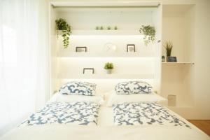 1 dormitorio con 2 almohadas en una cama en Danuberoom en Viena