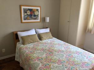 Postel nebo postele na pokoji v ubytování Apartamento no Leme - Copacabana