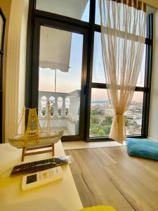 サランダにあるAmarilis Luxury Apartmentsのデスク(キーボード付)、窓が備わる客室です。