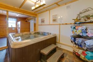 łazienka z umywalką i półką z ręcznikami w obiekcie Luxurious Lakefront Estate - Pets Welcome! w mieście Deposit
