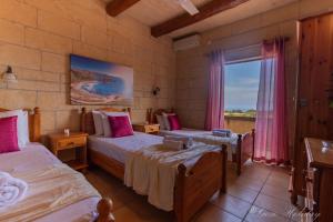 A bed or beds in a room at Orchidea Xaghra