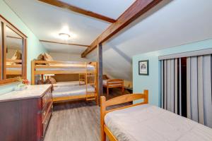 sypialnia z 2 łóżkami piętrowymi i biurkiem w obiekcie Luxurious Lakefront Estate - Pets Welcome! w mieście Deposit
