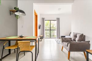 un salon avec une table et un canapé dans l'établissement Flats das Palmeiras, à Florianópolis 26 autres photos