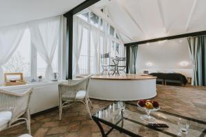 A seating area at Villa Mimi
