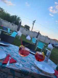 コスティネシュティにあるHotel DaMarのワイングラス2杯付きテーブル