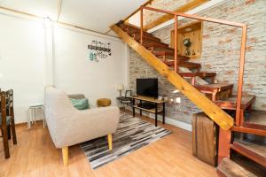 uma sala de estar com uma escada e uma cadeira em Casa Doris em Vicuña