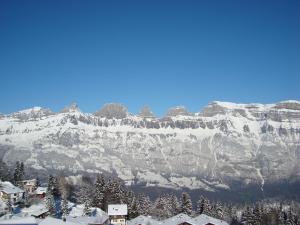Vista generica sulle montagne o vista sulle montagne dall'interno dell'hotel