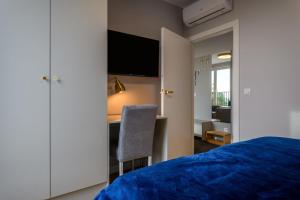a bedroom with a bed and a desk and a chair at Niebieski Horyzont in Jastrzębia Góra