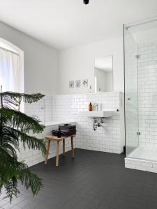 ein Badezimmer mit einem Holztisch und einer Dusche in der Unterkunft Zehuus mit Domblick und Dachterrasse in Köln