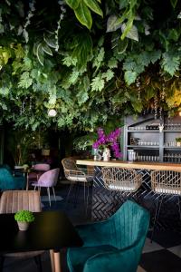 un restaurante con una pared verde con plantas en Cardedeu Suites en San Salvador