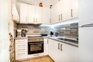 Kuchyňa alebo kuchynka v ubytovaní Golden Sunset Beach Apartment