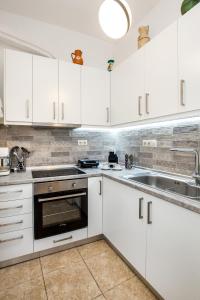 Kuchyňa alebo kuchynka v ubytovaní Golden Sunset Beach Apartment