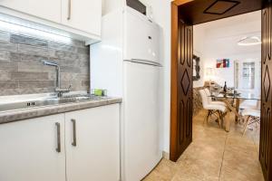 Kuchyňa alebo kuchynka v ubytovaní Golden Sunset Beach Apartment