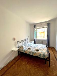 Schlafzimmer mit einem Bett und einem Fenster in der Unterkunft Casa Mirosa in Arenzano
