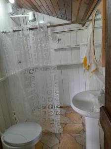 uma casa de banho com um WC e um lavatório em Sítio pousada e Refúgio lazer e eventos em Santana do Livramento