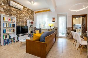 Posedenie v ubytovaní Golden Sunset Beach Apartment