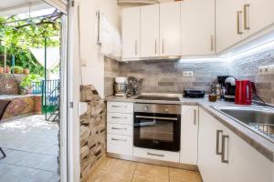 Kuchyňa alebo kuchynka v ubytovaní Golden Sunset Beach Apartment