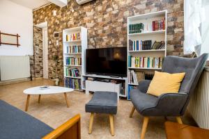 Televízia a/alebo spoločenská miestnosť v ubytovaní Golden Sunset Beach Apartment