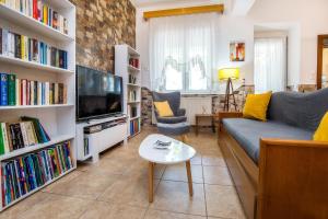Televízia a/alebo spoločenská miestnosť v ubytovaní Golden Sunset Beach Apartment