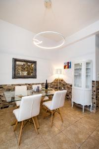 Televízia a/alebo spoločenská miestnosť v ubytovaní Golden Sunset Beach Apartment