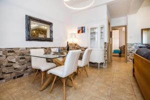Posedenie v ubytovaní Golden Sunset Beach Apartment