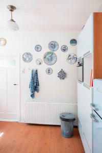 eine Küche mit blauen und weißen Platten an der Wand in der Unterkunft Bed and breakfast Jan in Edam