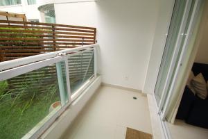 um quarto vazio com uma varanda com uma janela em Apto In Mare Bali 2 qts em Parnamirim
