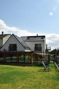 een huis met veel ramen en een tuin bij Varalja Apartments in Plavecké Podhradie