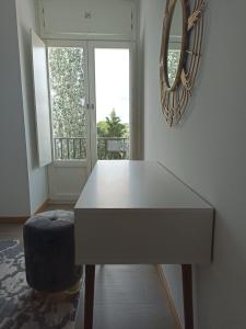 ein Esszimmer mit einem Tisch und einem Spiegel in der Unterkunft FAMILY APARTAMENT II in Coimbra