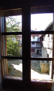 an open window with a view of a building seen through it at Casa Rural Espeñitas in La Alberca