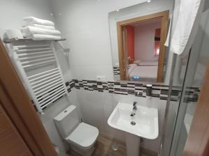 Koupelna v ubytování Apartamentos Playas de Busto + 31 fotografií