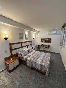 Un pat sau paturi într-o cameră la Kahina loft