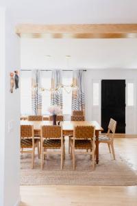 uma sala de jantar com mesa e cadeiras em The Norsdale plus CMYK Motel on 10 acres in Phoenicia em Phoenicia
